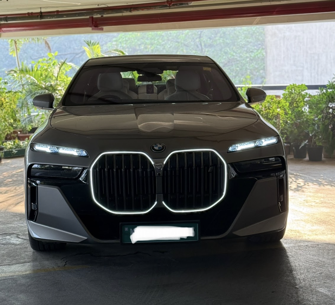 BMW i7 Front View